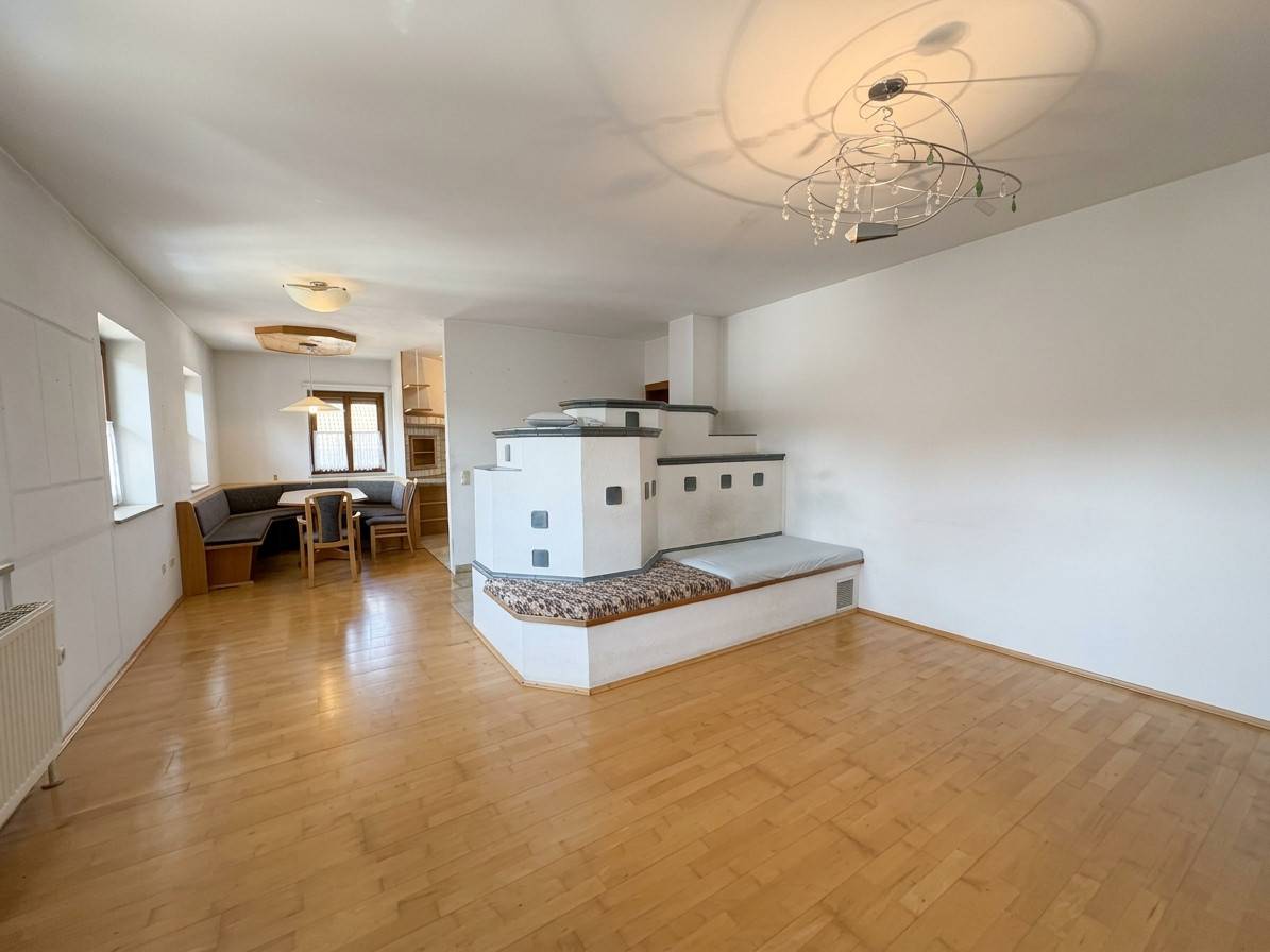 Familienwohnung in großzügigem Anwesen mit Pool