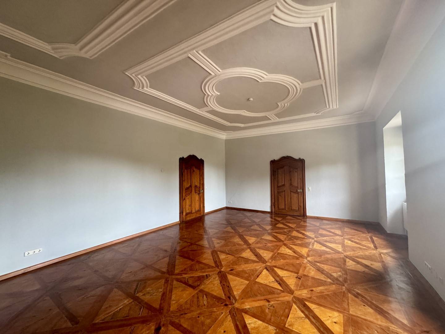 Historic apartment in Renaissance castle with garden view