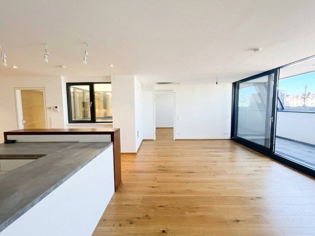 Unlimited term: Attractive, air-conditioned attic apartment with 2 loggias in top location