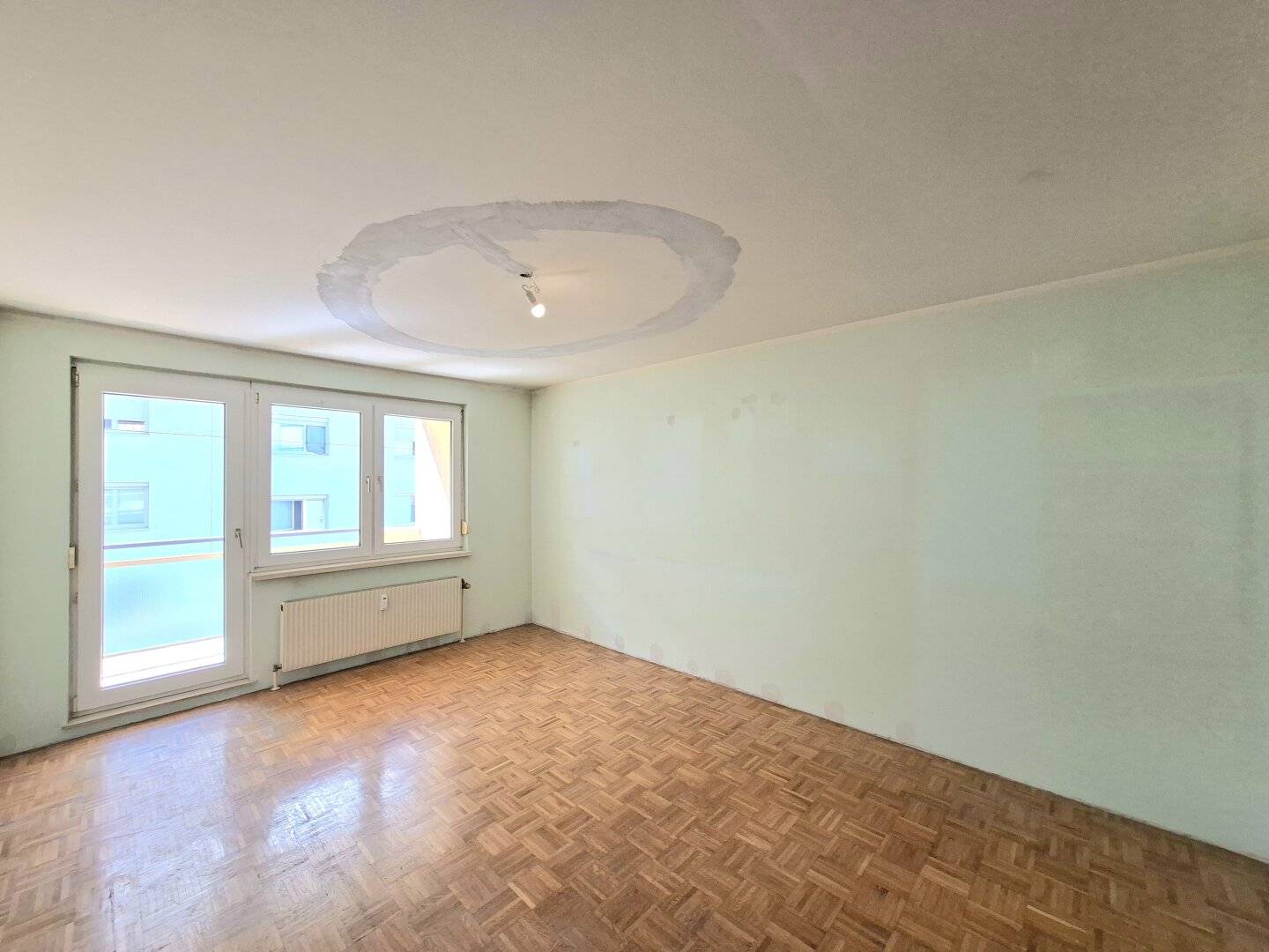 Commission-free from the owner! Great unrenovated 3-room apartment with loggia near Hanusch Hospital