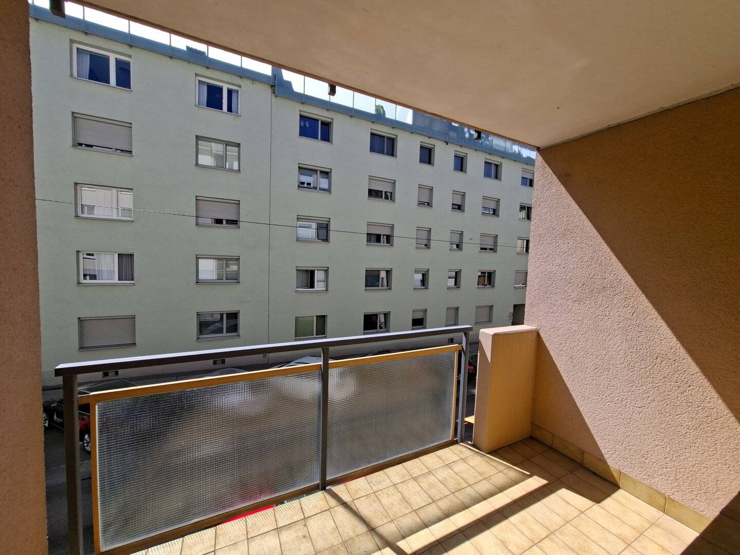 Commission-free from the owner! Great unrenovated 3-room apartment with loggia near Hanusch Hospital