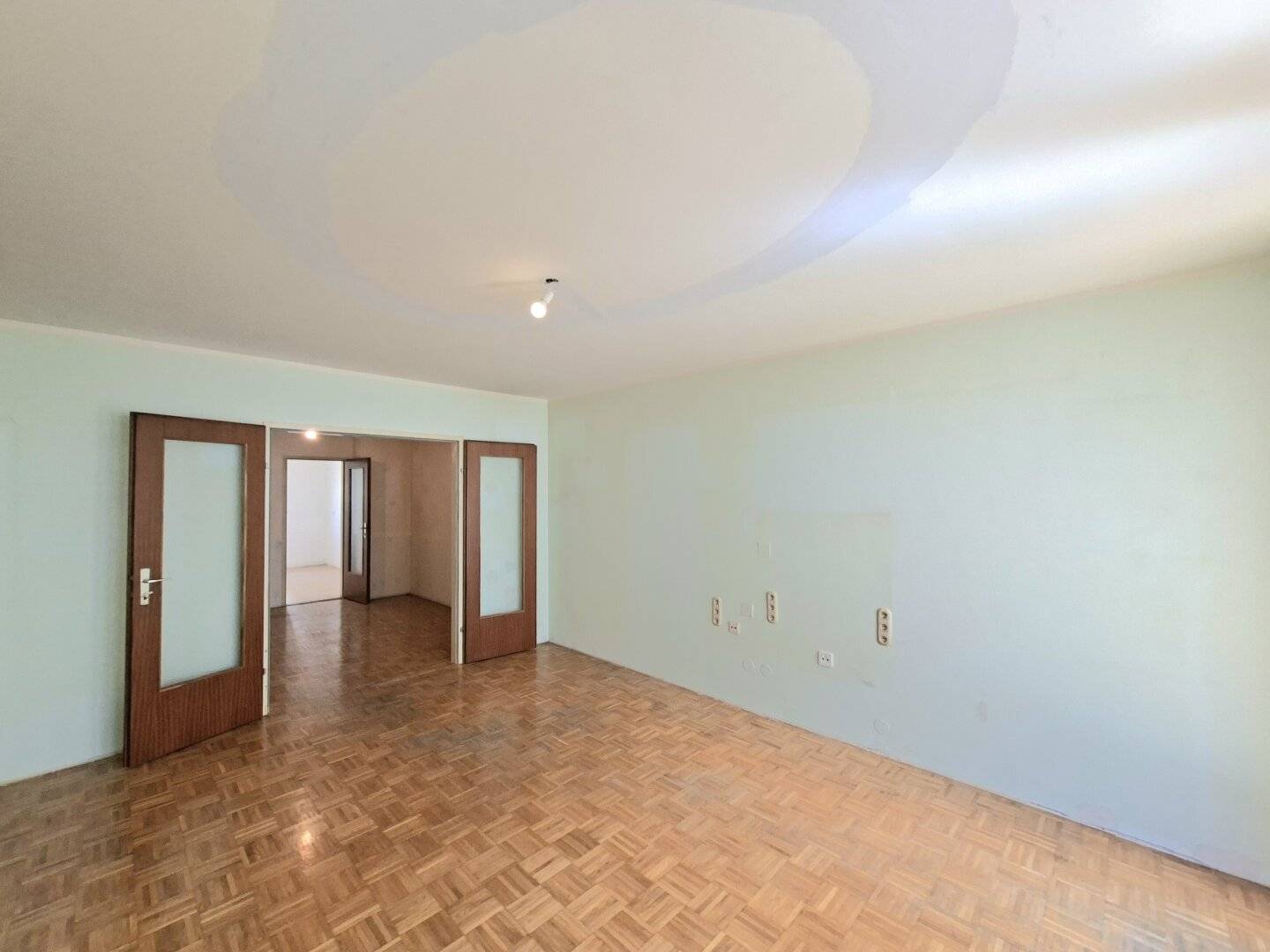 Commission-free from the owner! Great unrenovated 3-room apartment with loggia near Hanusch Hospital