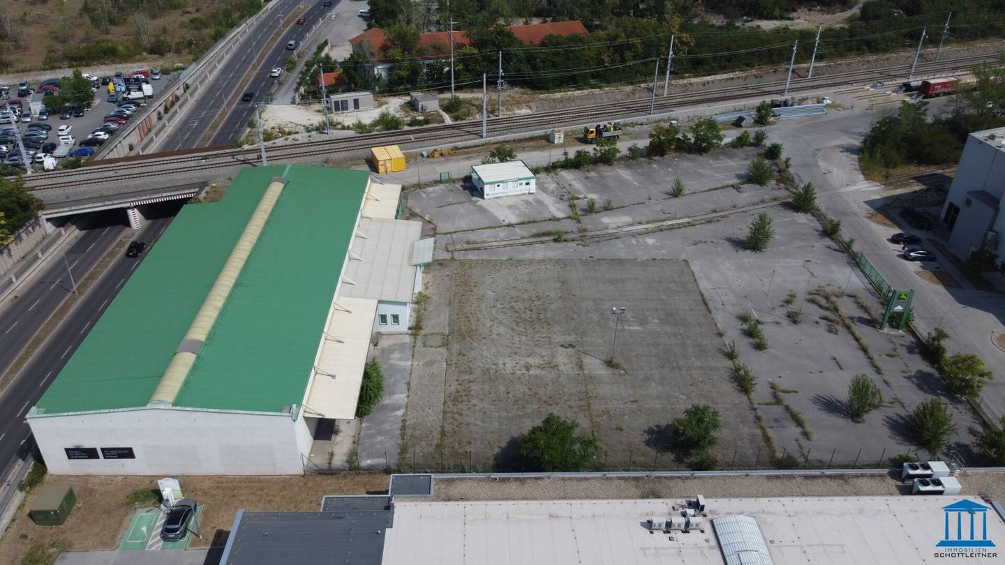 Spacious site with cold storage hall, office and outdoor storage areas Part rental possible