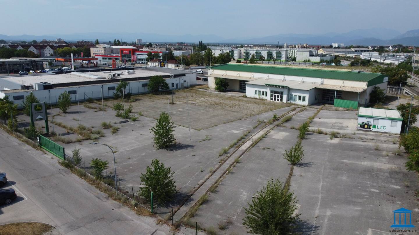 Spacious site with cold storage hall, office and outdoor storage areas Part rental possible