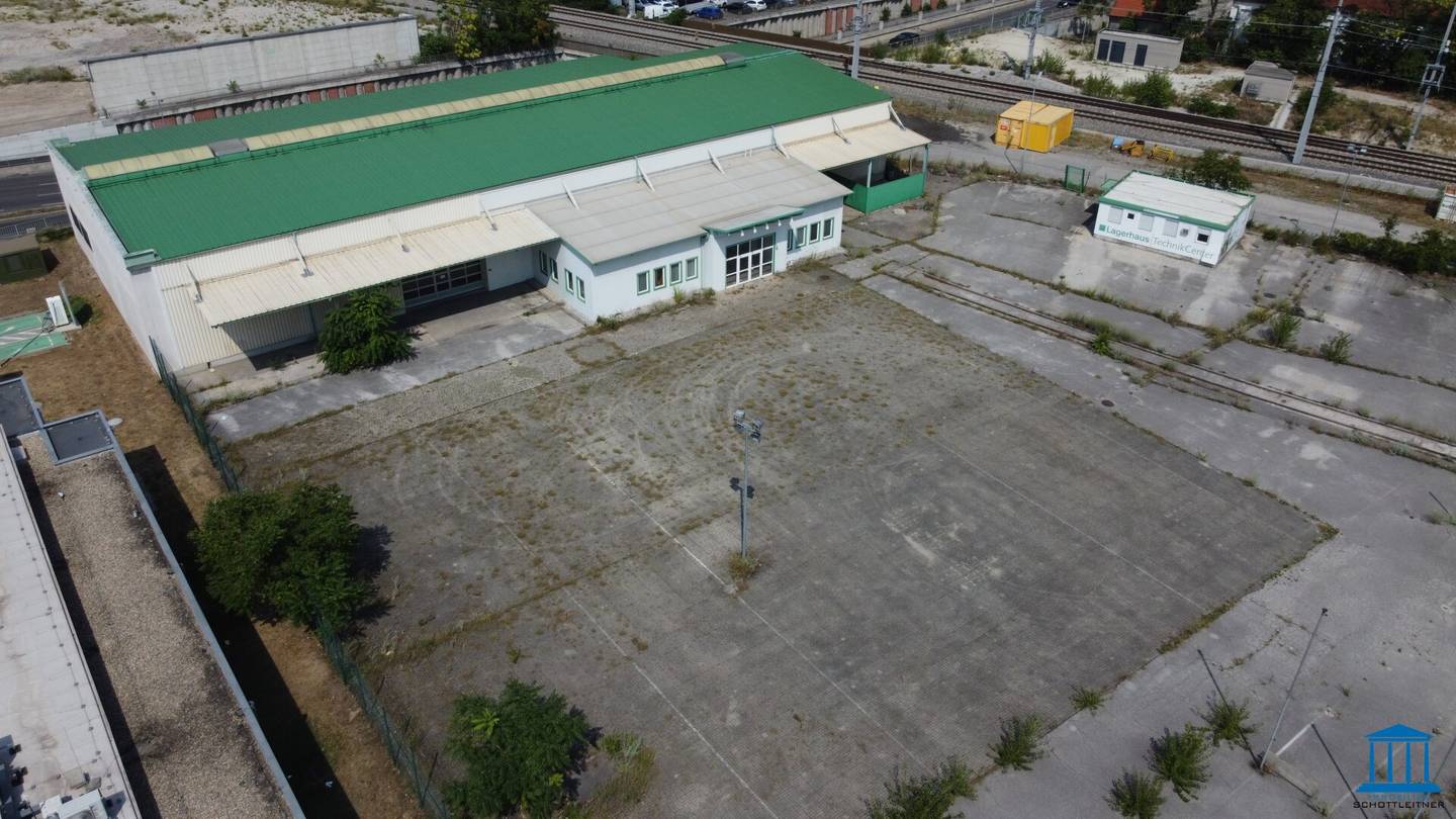 Spacious site with cold storage hall, office and outdoor storage areas Part rental possible