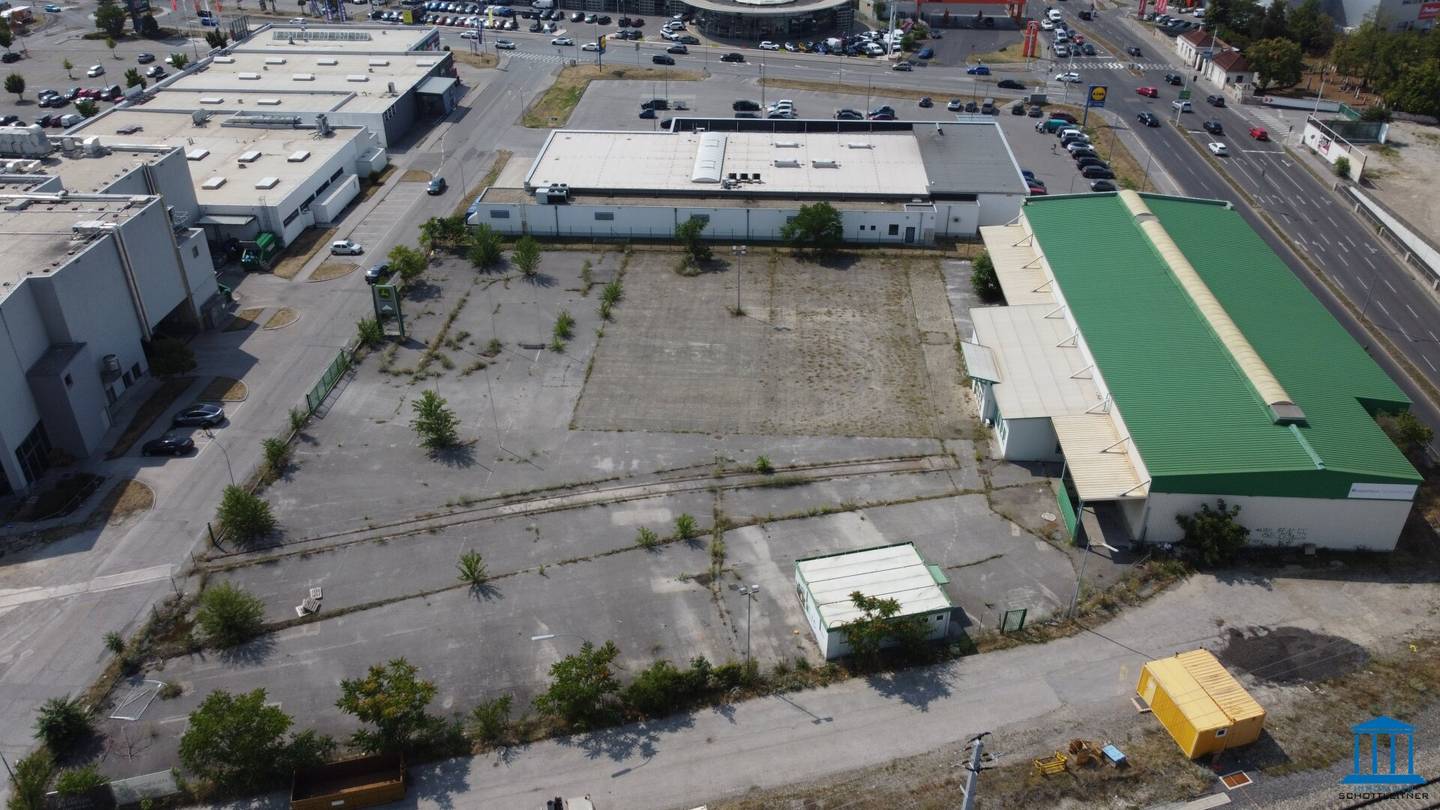 Spacious site with cold storage hall, office and outdoor storage areas Part rental possible