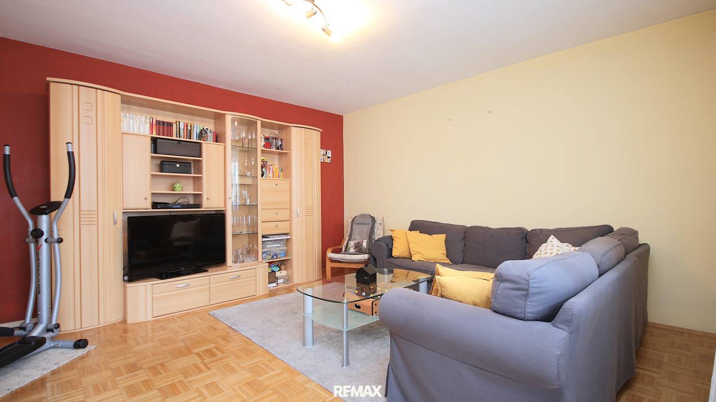 Space wonder: 3.5-room apartment with loggia and underground garage in green location