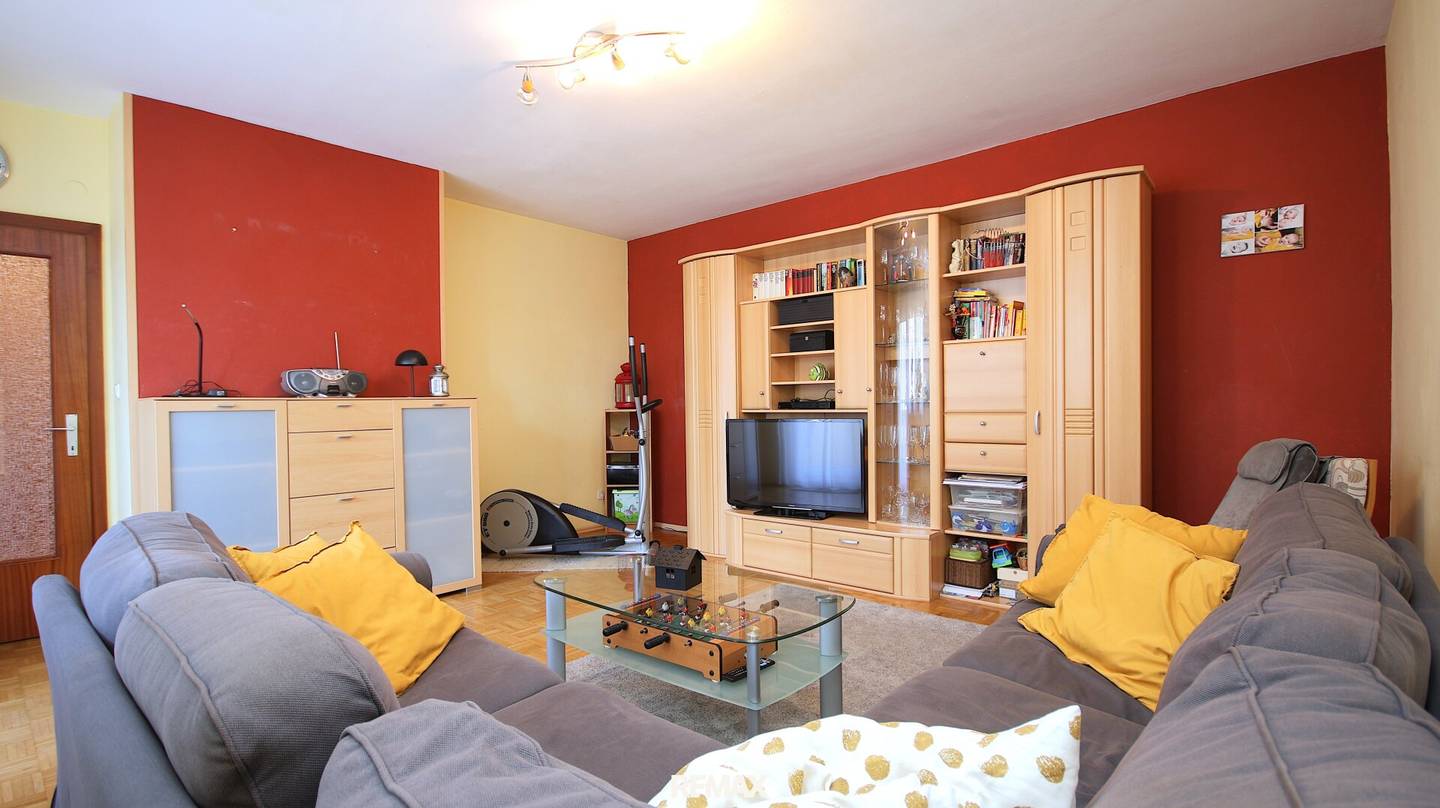 Space wonder: 3.5-room apartment with loggia and underground garage in green location