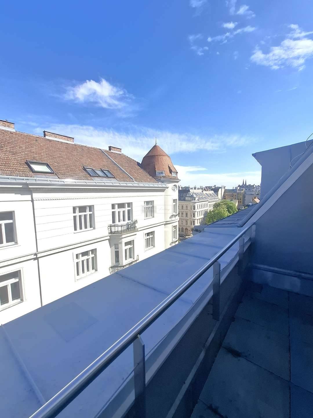 Dachgeschosswohnung mit Balkon und Klimaanlage