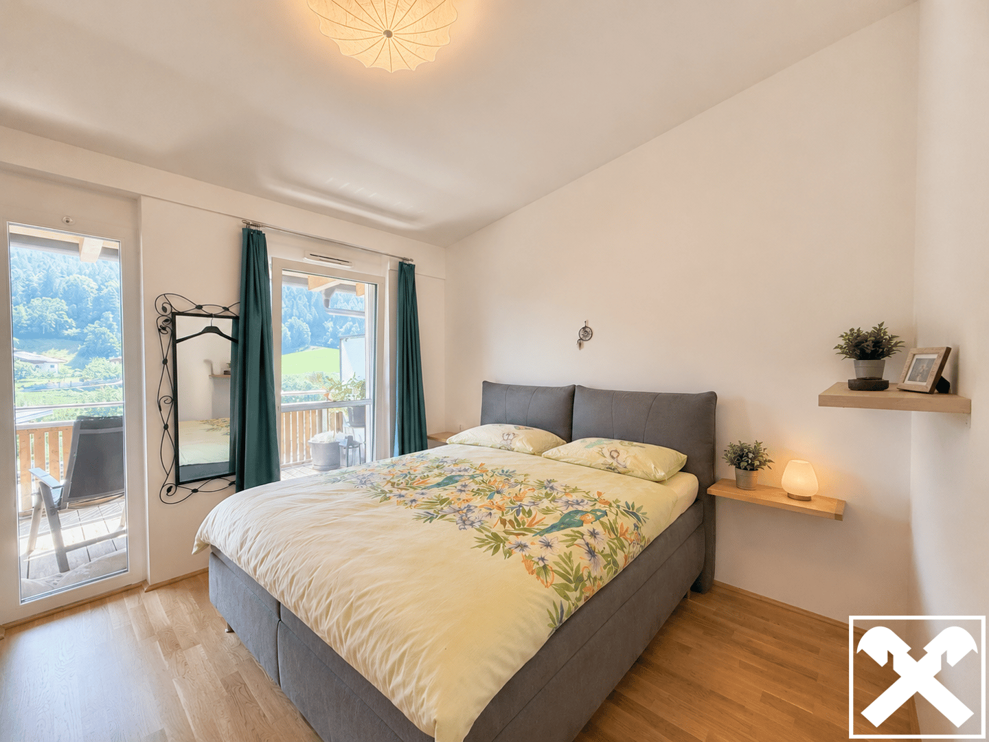 Bright Dachgeschosswohnung with large terrace and mountain view