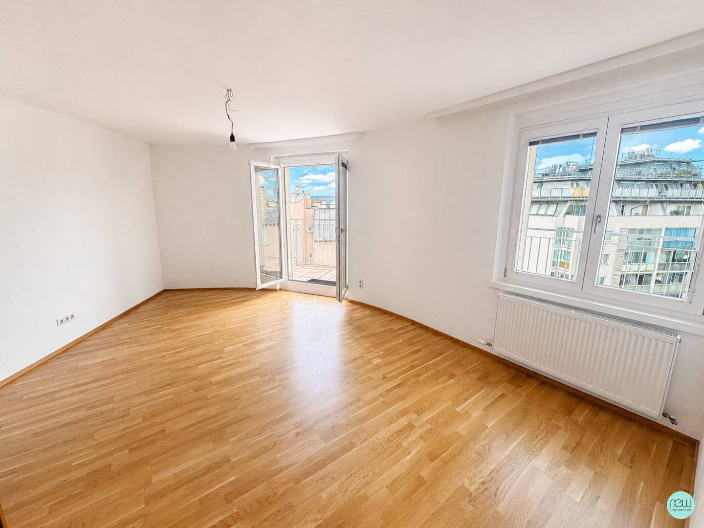 Distant view / renovated 3-room apartment + 32m² terrace / 5th floor with elevator