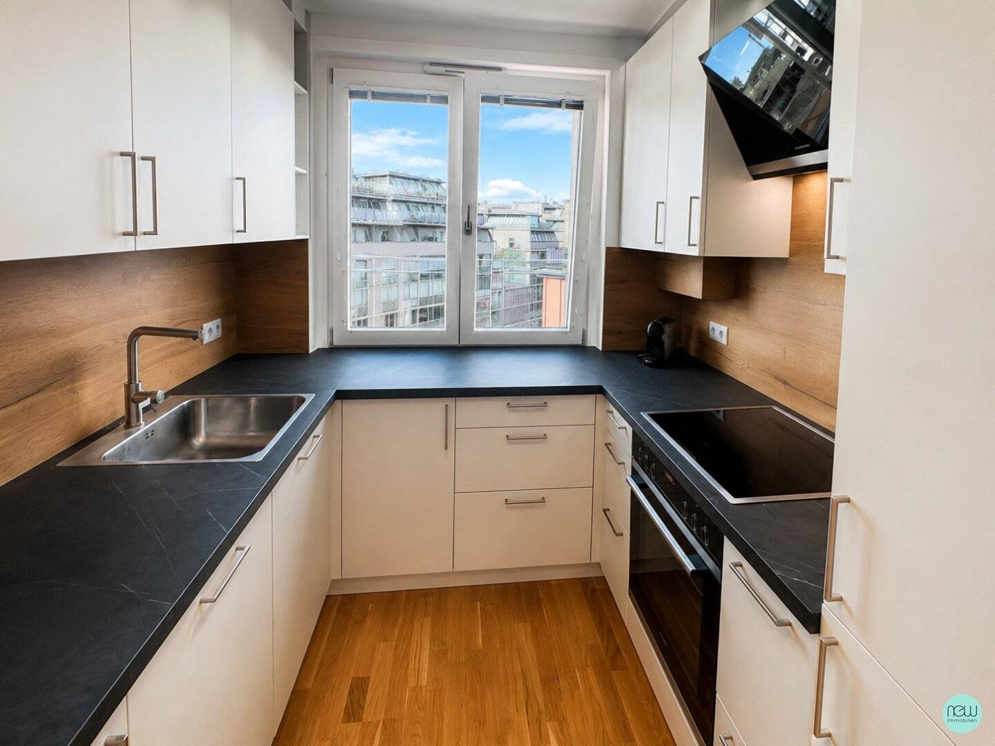 Distant view / renovated 3-room apartment + 32m² terrace / 5th floor with elevator
