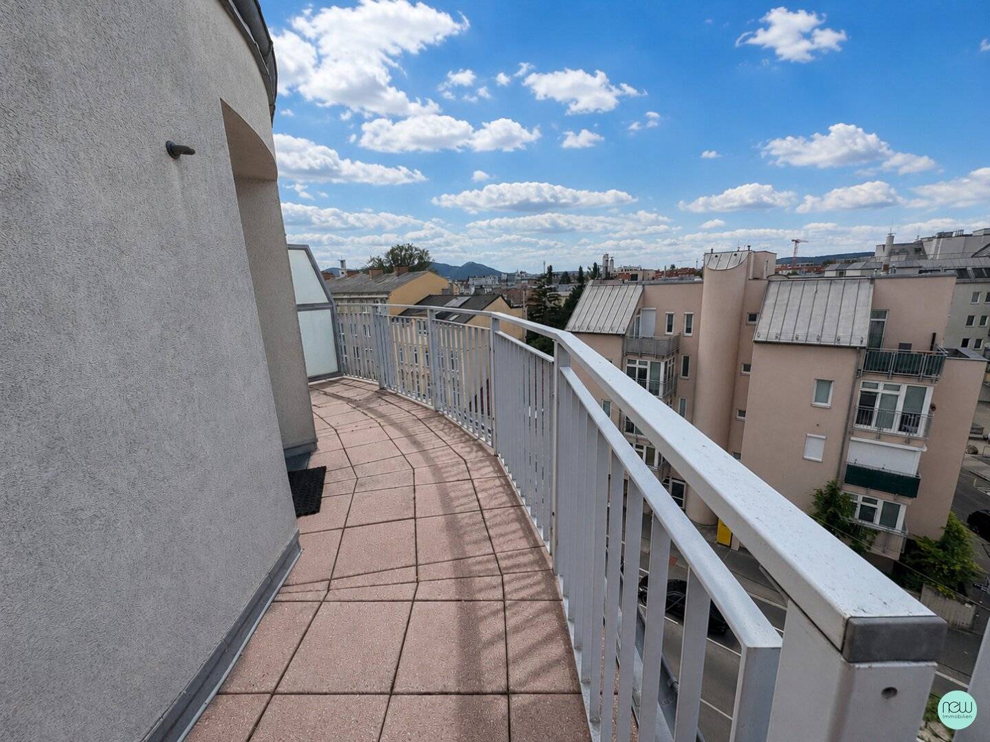Distant view / renovated 3-room apartment + 32m² terrace / 5th floor with elevator