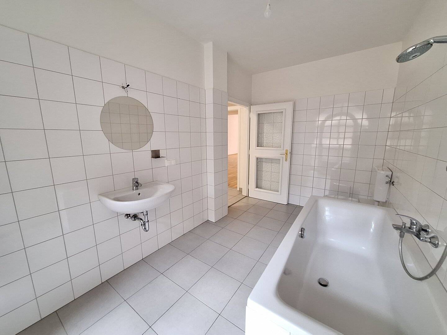 360° Tour / Renovated, modern 3-room old building apartment in central location of Klagenfurt