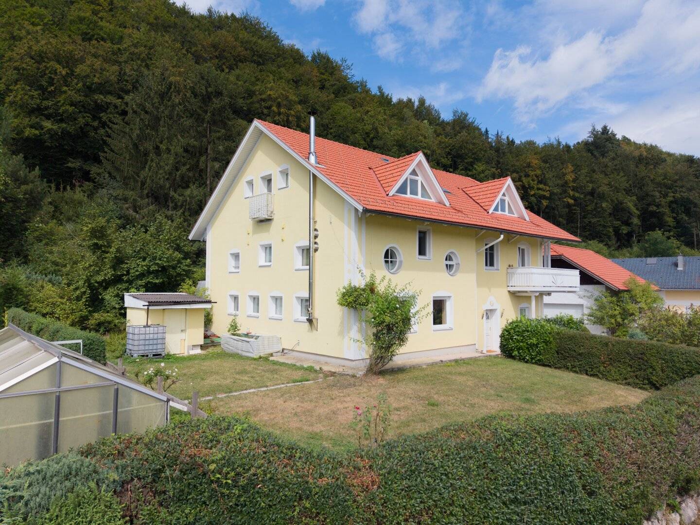 COMING SOON! Idyllic spacious country house with granny flat / practice, double garage and XXXL 7.273 m² plot in beautiful edge of forest location in Frankenburg am Hausruck