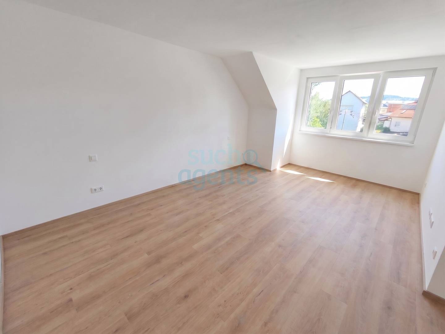 Bright Dachgeschosswohnung with garden