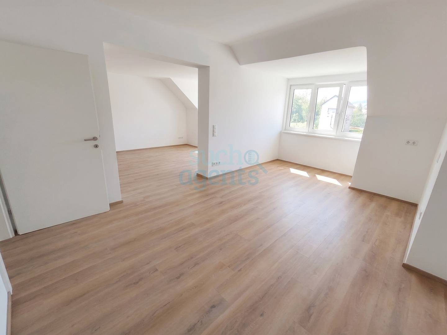 Bright Dachgeschosswohnung with garden