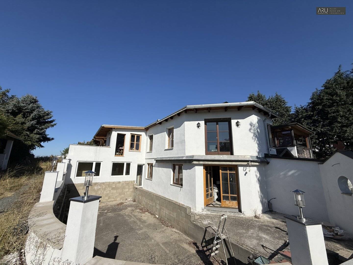 Großzügige Villa mit Einliegerwohnung zum Fertigstellen