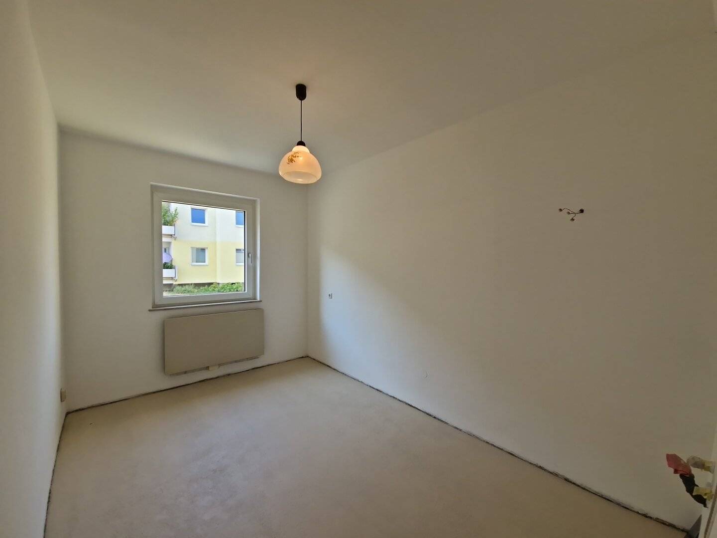 Here you will want to stay: 2 rooms with glazed south balcony in a quiet location