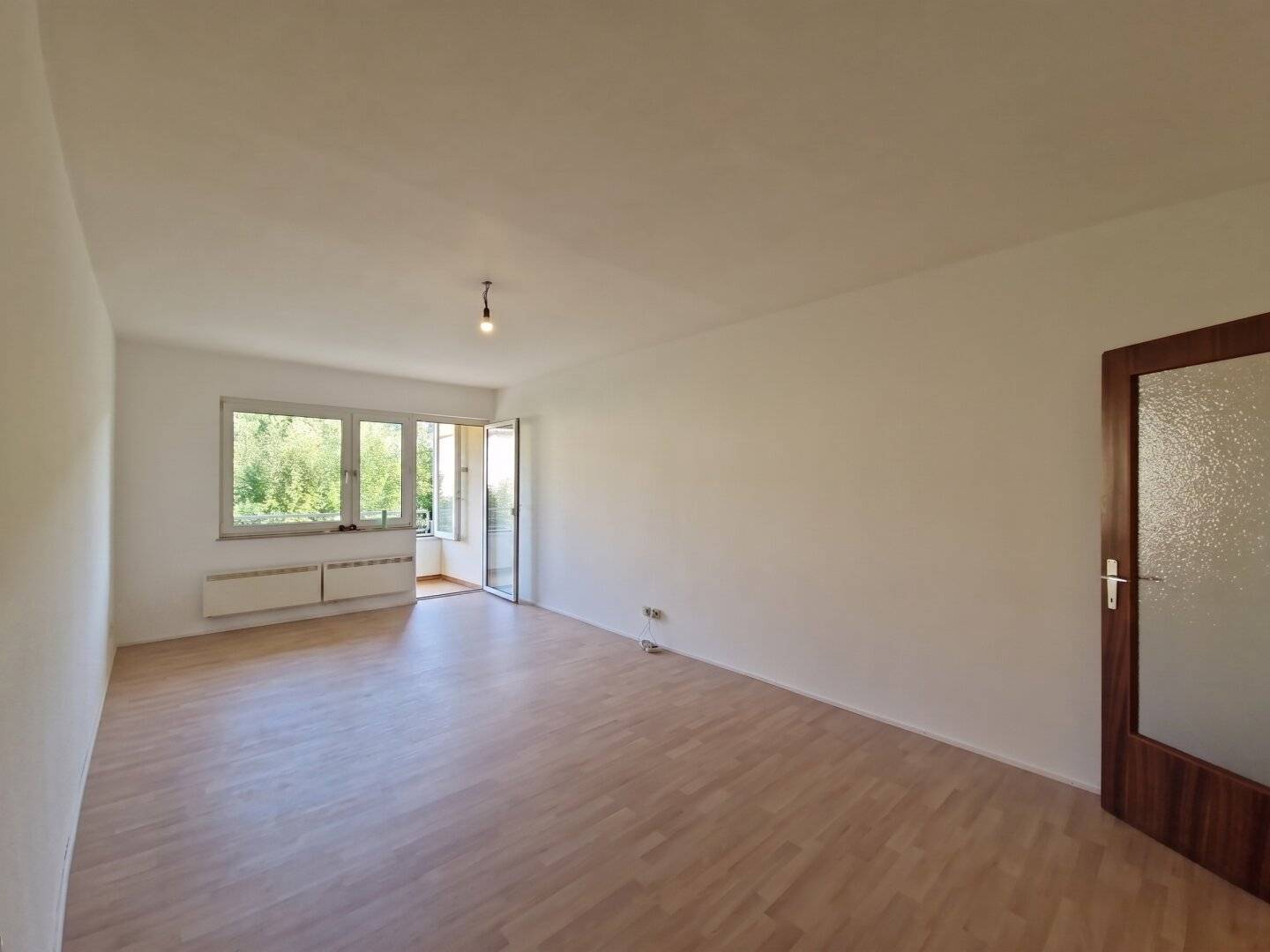 Here you will want to stay: 2 rooms with glazed south balcony in a quiet location