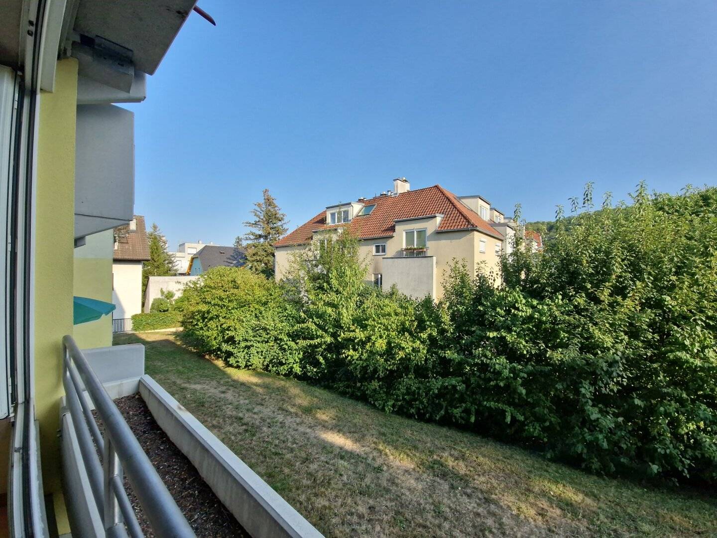 Here you will want to stay: 2 rooms with glazed south balcony in a quiet location