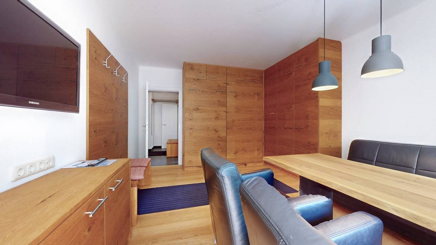 Lichtdurchflutete Wohnung nahe Felsentherme mit Balkon