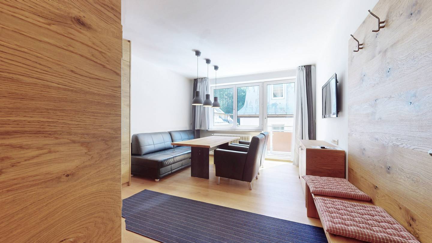 Lichtdurchflutete Wohnung nahe Felsentherme mit Balkon