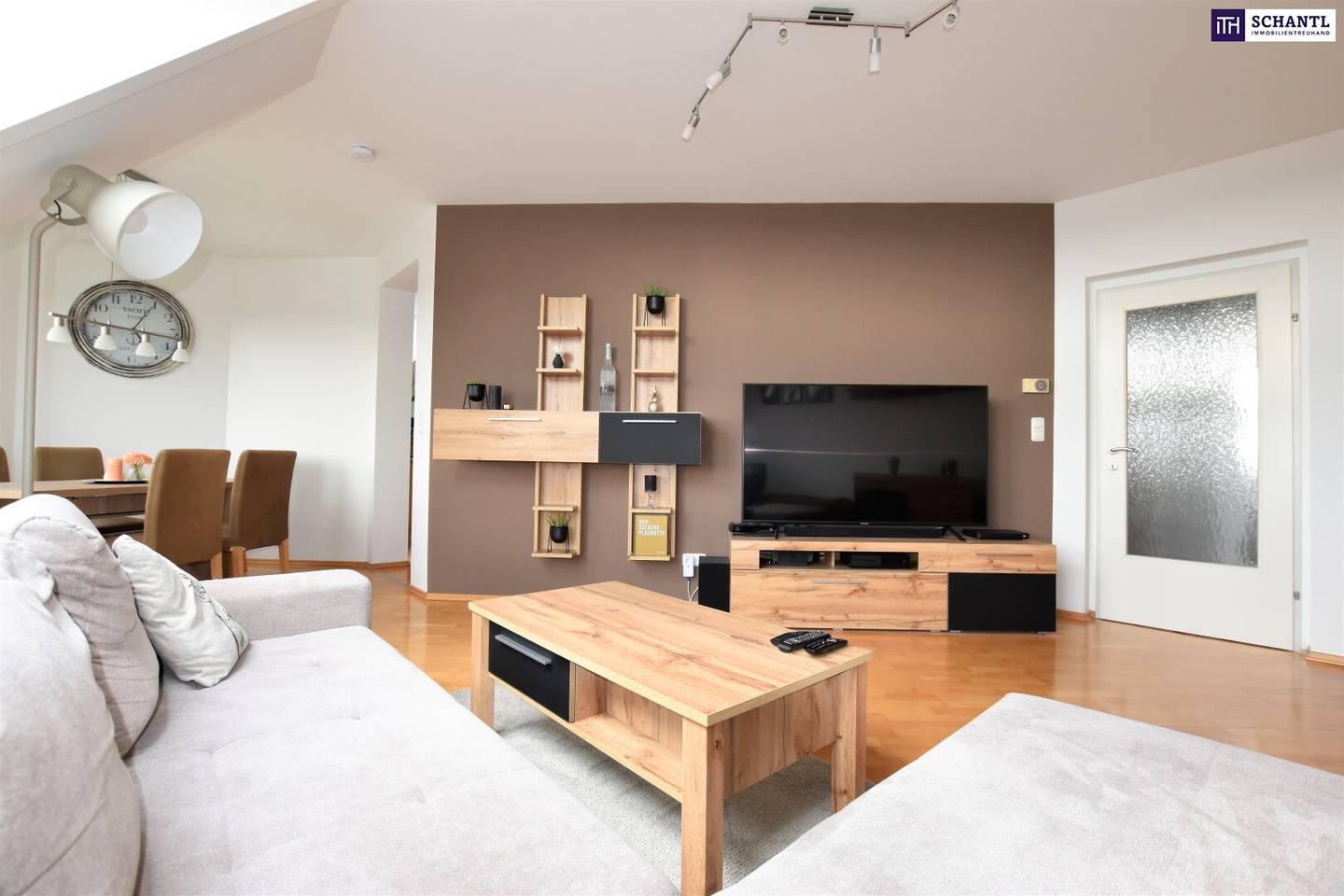 Enjoy the summer! Perfectly laid out 3-room attic apartment near Vienna with view towards Schneeberg for rent