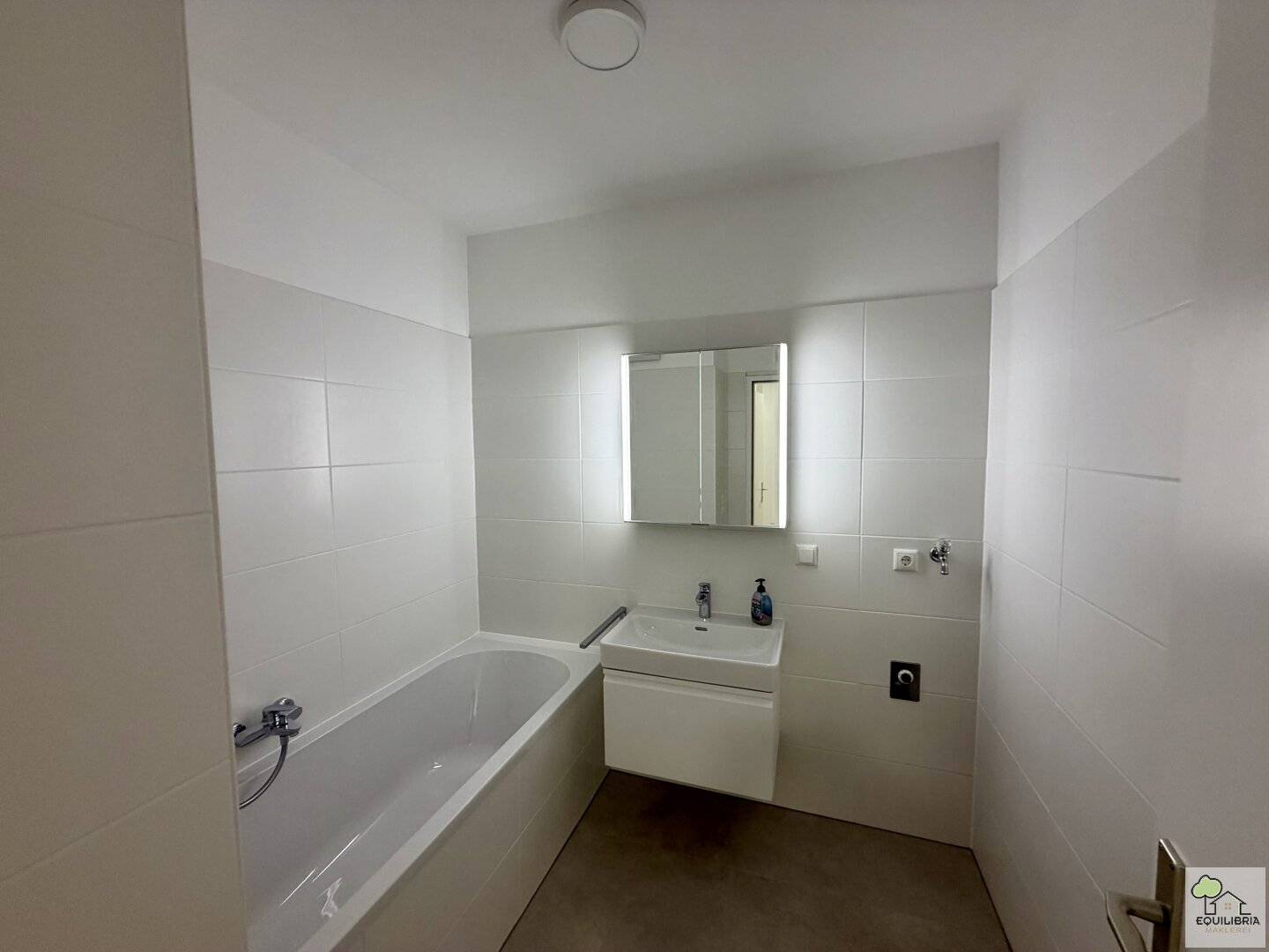 Modern, completely renovated 2-room apartment with quiet courtyard balcony in Stockerau