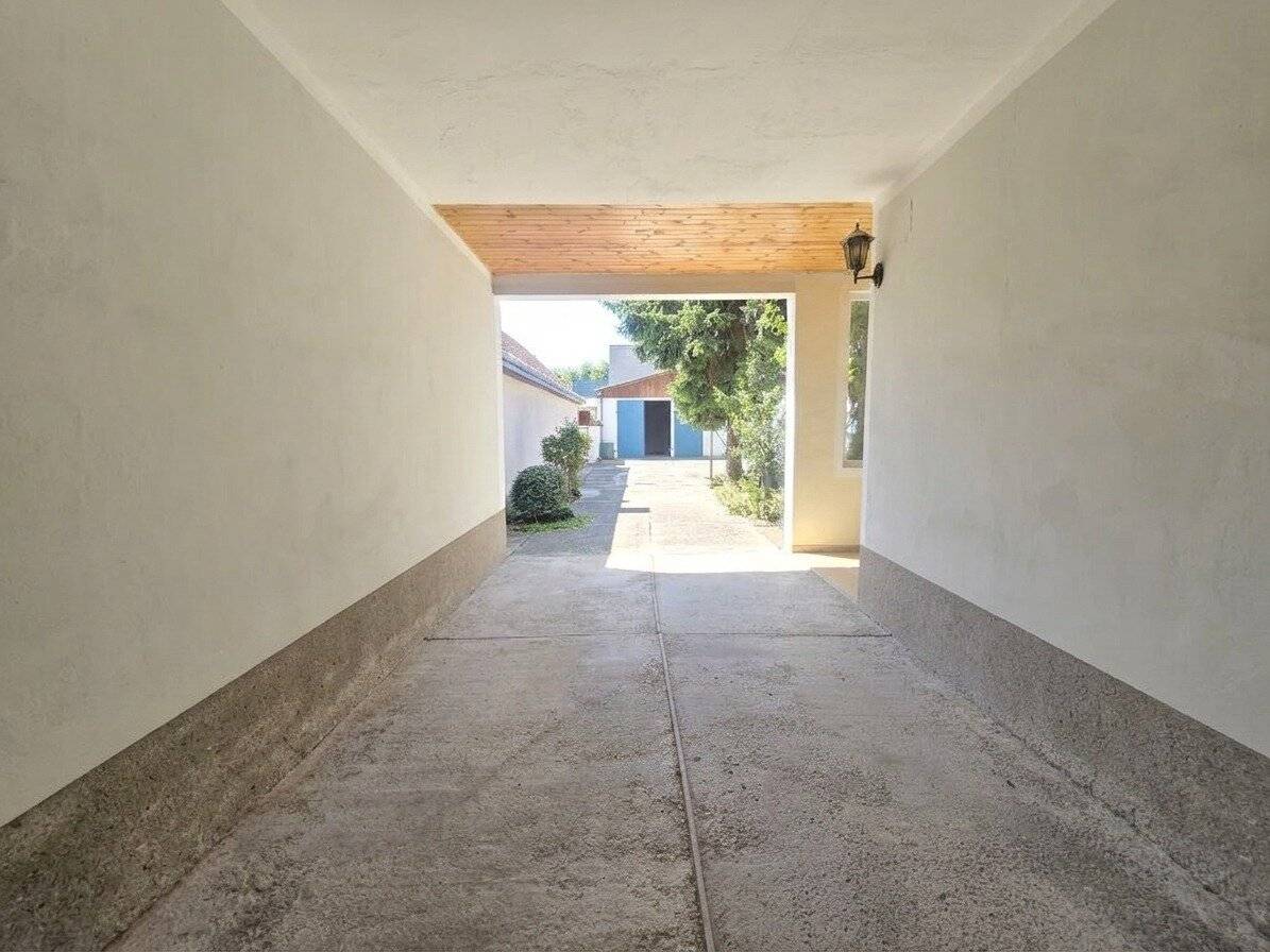 Wohnen mit Privatsphäre: Bauernhaus mit uneinsehbarem Innenhof, großem Maschinenschuppen und vielseitigen Nebengebäuden