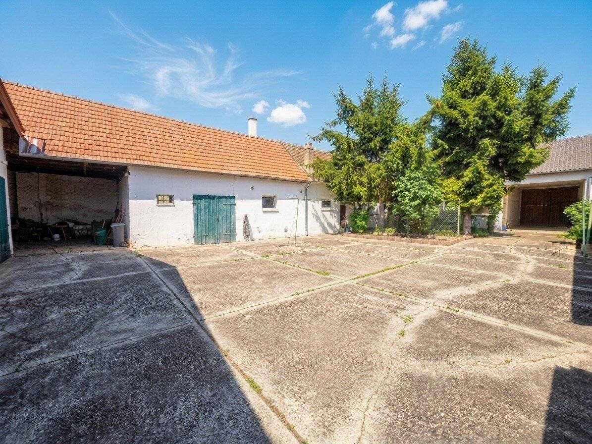 Wohnen mit Privatsphäre: Bauernhaus mit uneinsehbarem Innenhof, großem Maschinenschuppen und vielseitigen Nebengebäuden