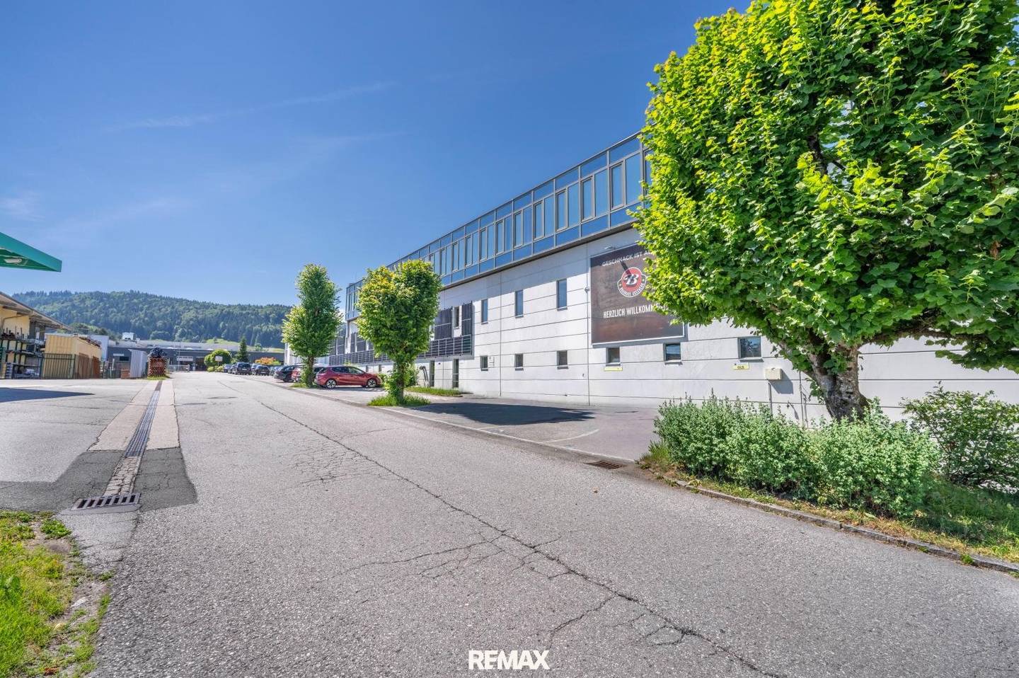 Space for businesses – Modern commercial unit in Hof bei Salzburg