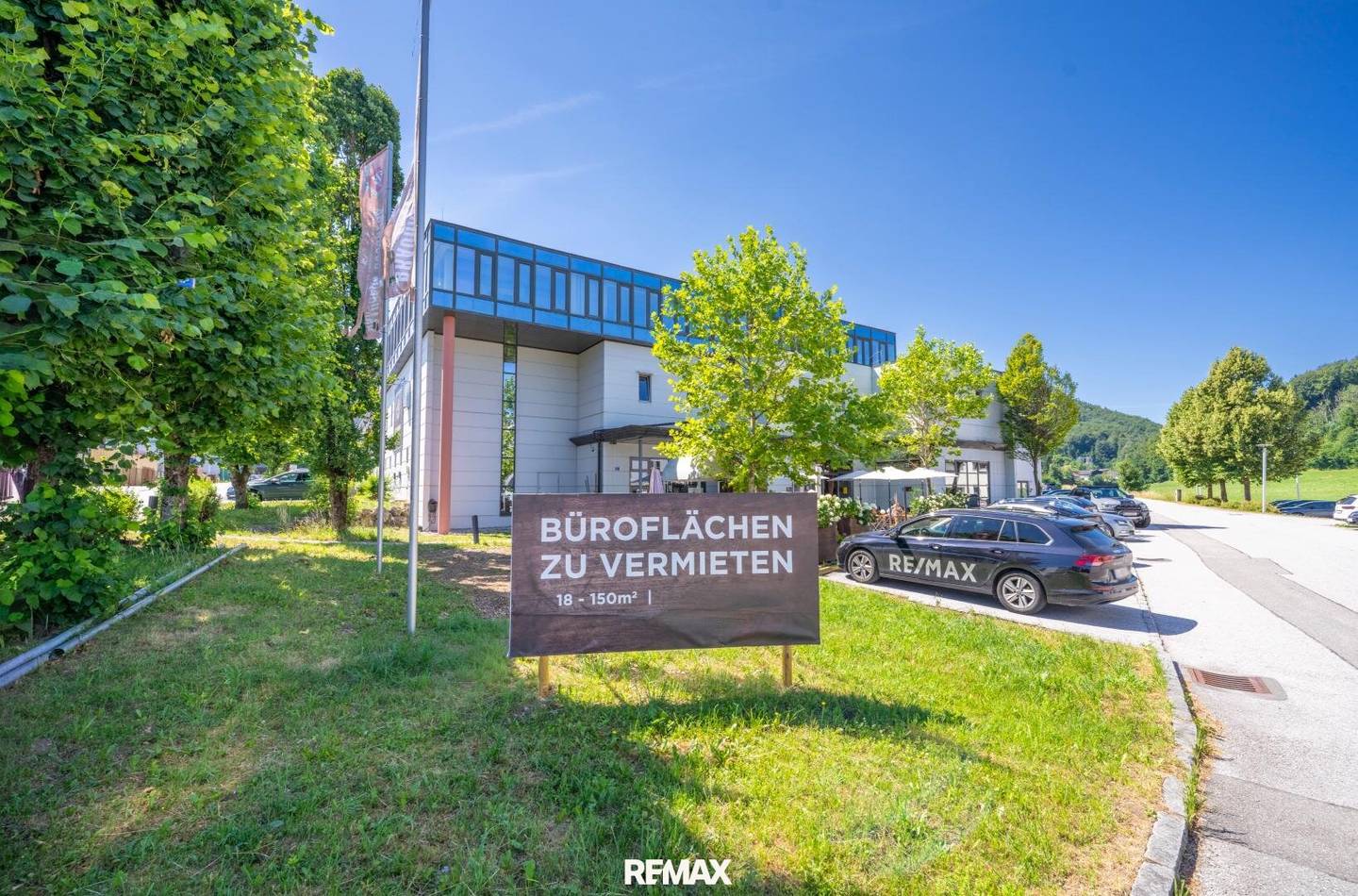 Space for businesses – Modern commercial unit in Hof bei Salzburg