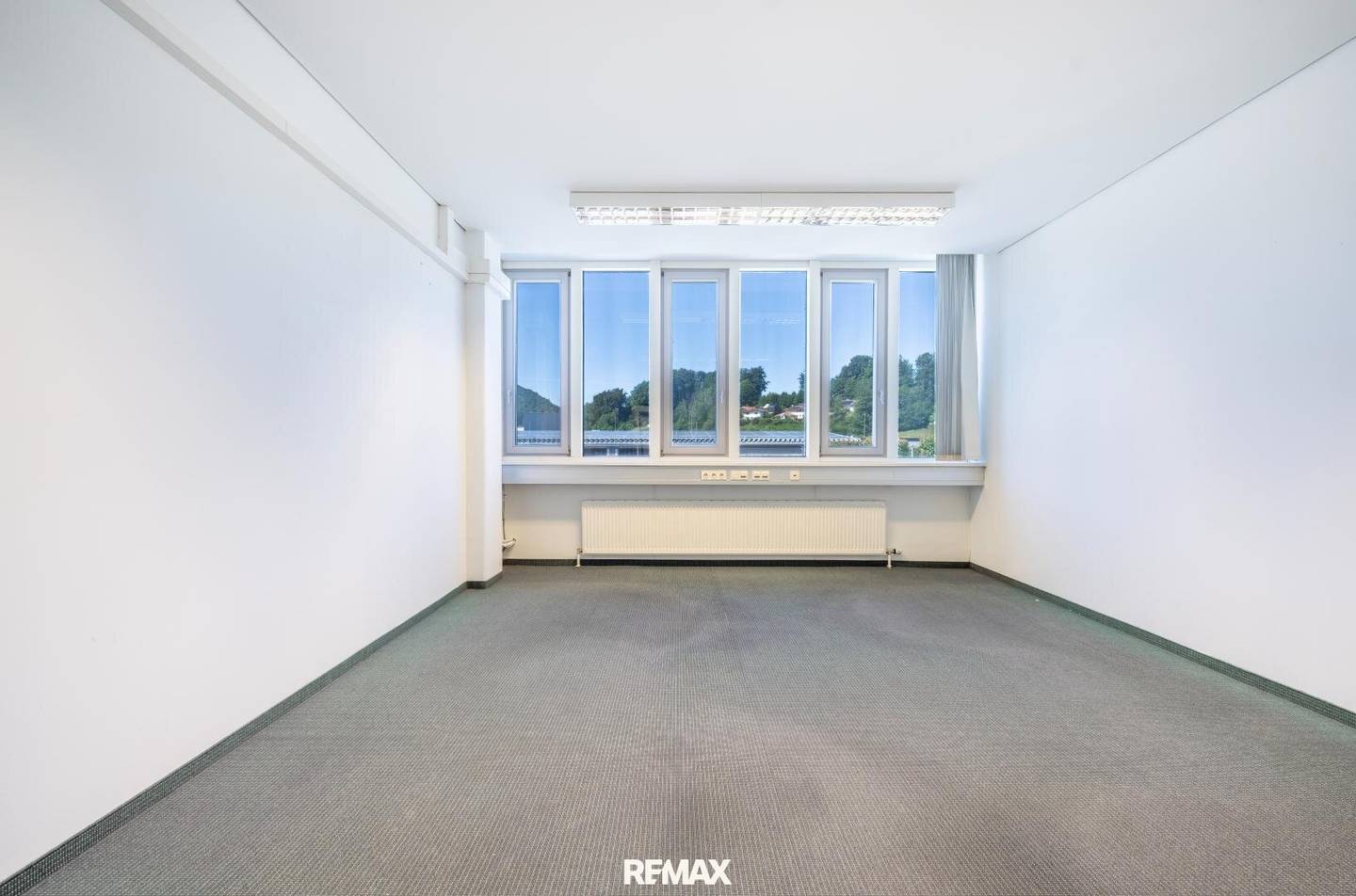 Space for businesses – Modern commercial unit in Hof bei Salzburg
