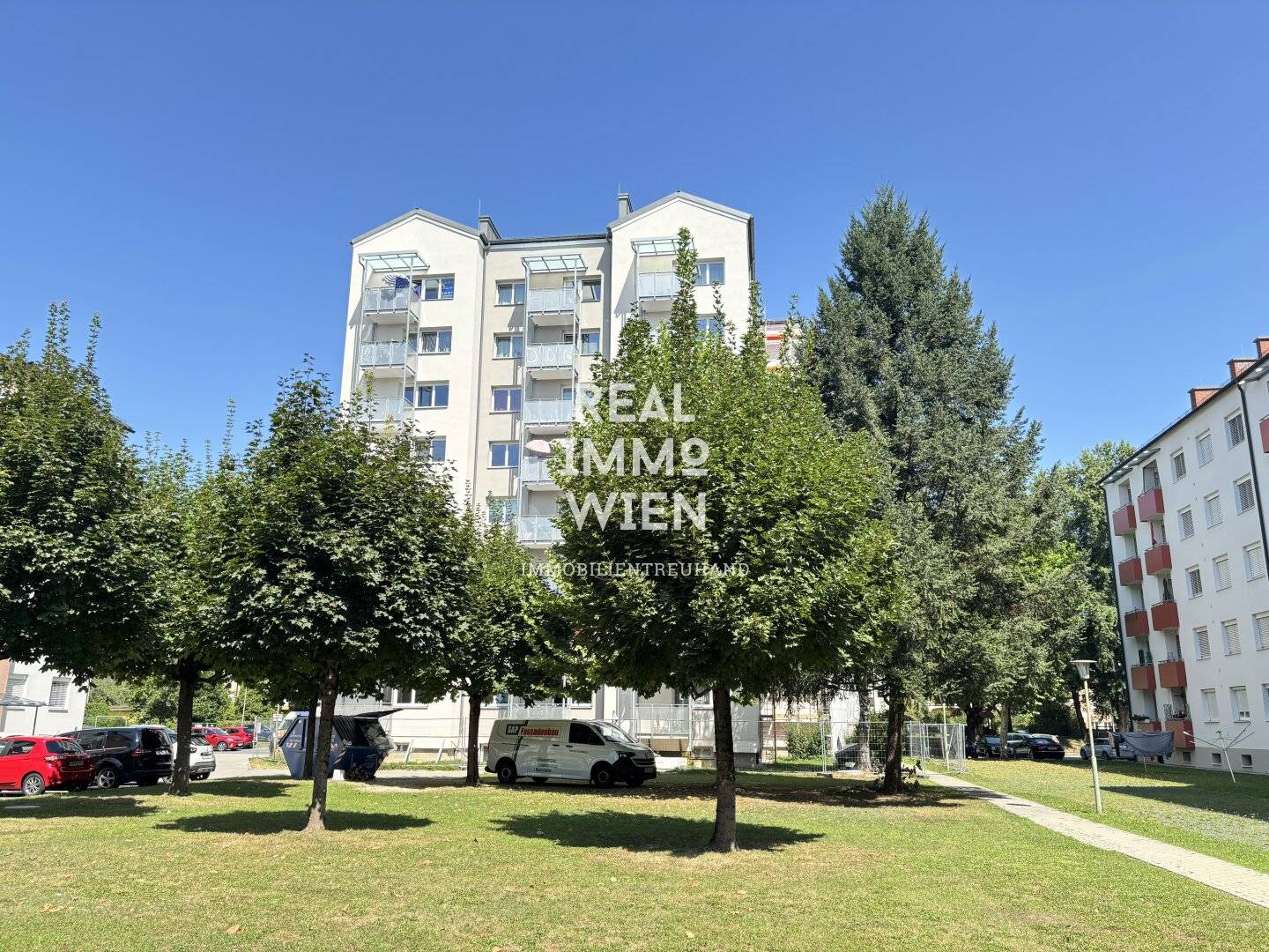 Condominium in need of renovation near Lendkanal