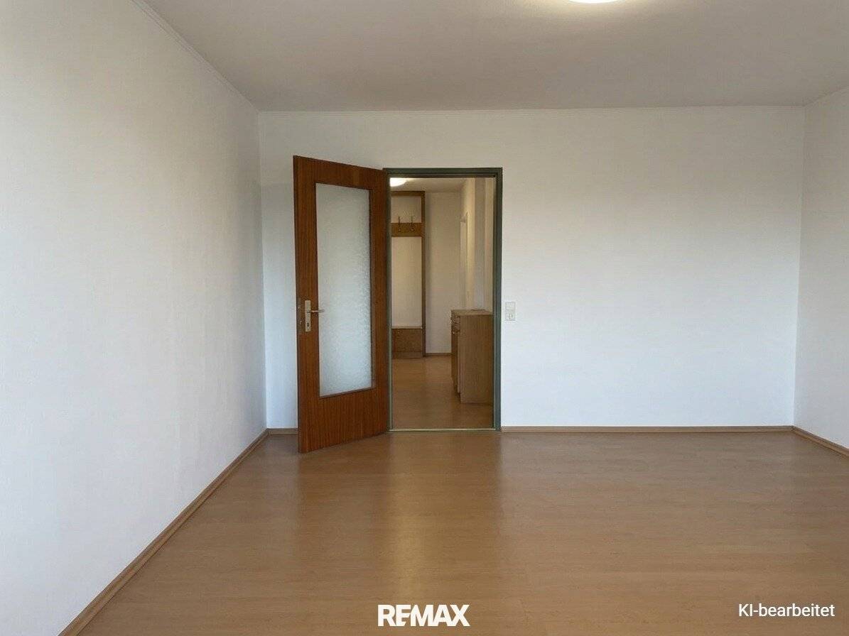 One-room apartment in need of renovation in Hötting