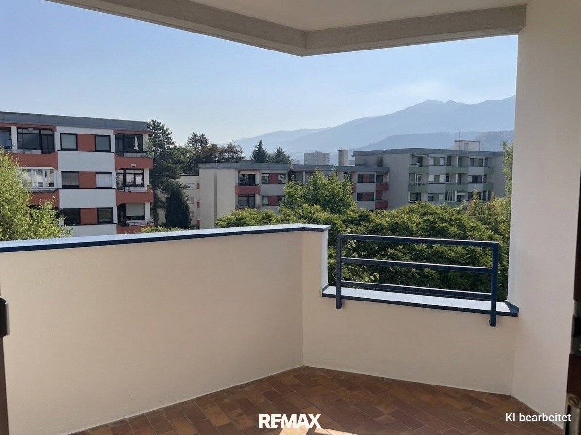 One-room apartment in need of renovation in Hötting