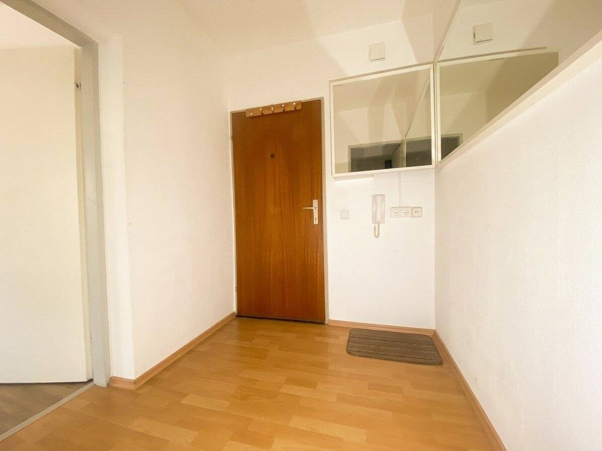 BRIGHT STUDIO IN IDEAL LOCATION
