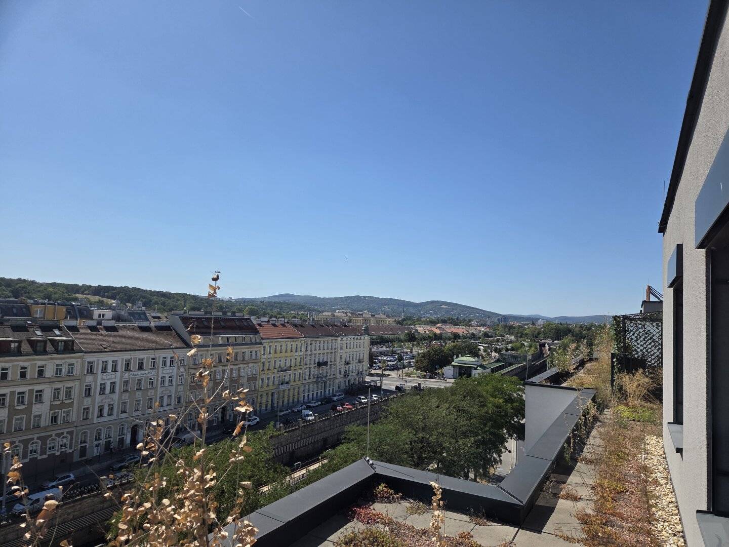 2 ZIMMER-TERRASSENWOHNUNG MIT BLICK  NACH SCHÖNBRUNN- PERFEKTE U-BAHN ANBINDUNG