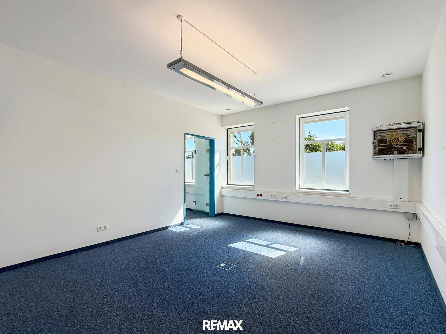 Modern commercial property in Untersiebenbrunn with garden, sauna and 2 garages for sale