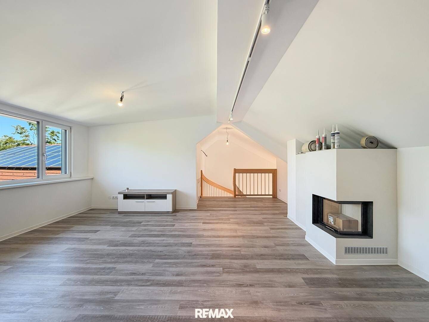 Modern commercial property in Untersiebenbrunn with garden, sauna and 2 garages for sale