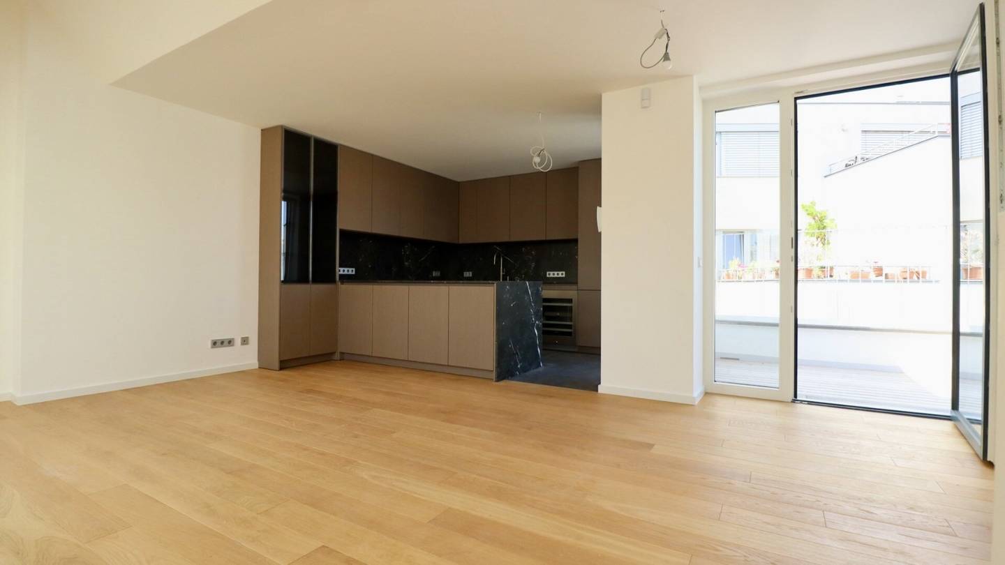 High-quality fitted attic apartment on two levels near Taubstummengasse