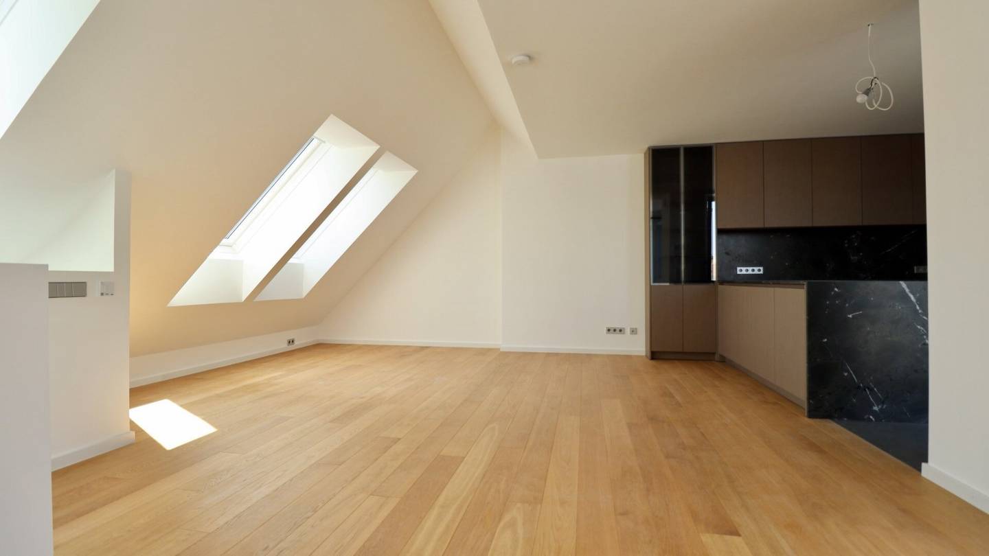 High-quality fitted attic apartment on two levels near Taubstummengasse