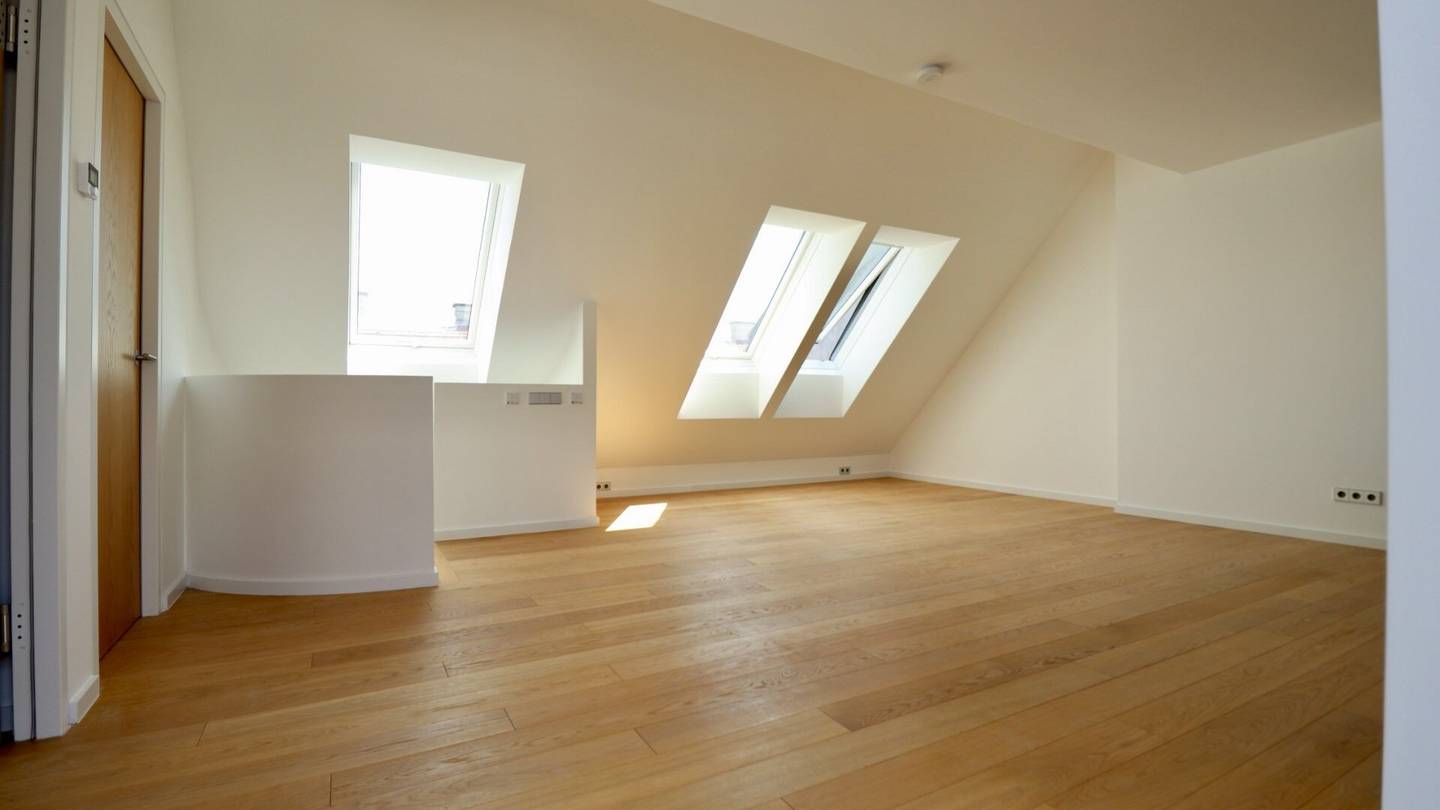 High-quality fitted attic apartment on two levels near Taubstummengasse