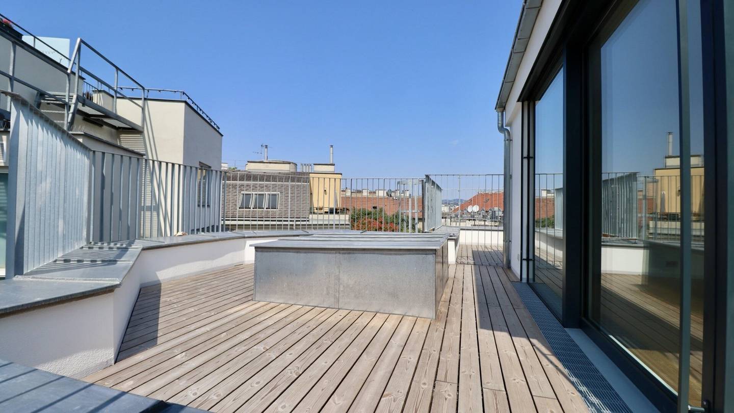 High-quality fitted attic apartment on two levels near Taubstummengasse