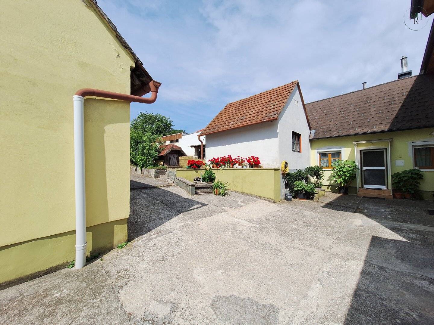 Space for the whole family - Spacious family home in a quiet location - 2 residential units possible