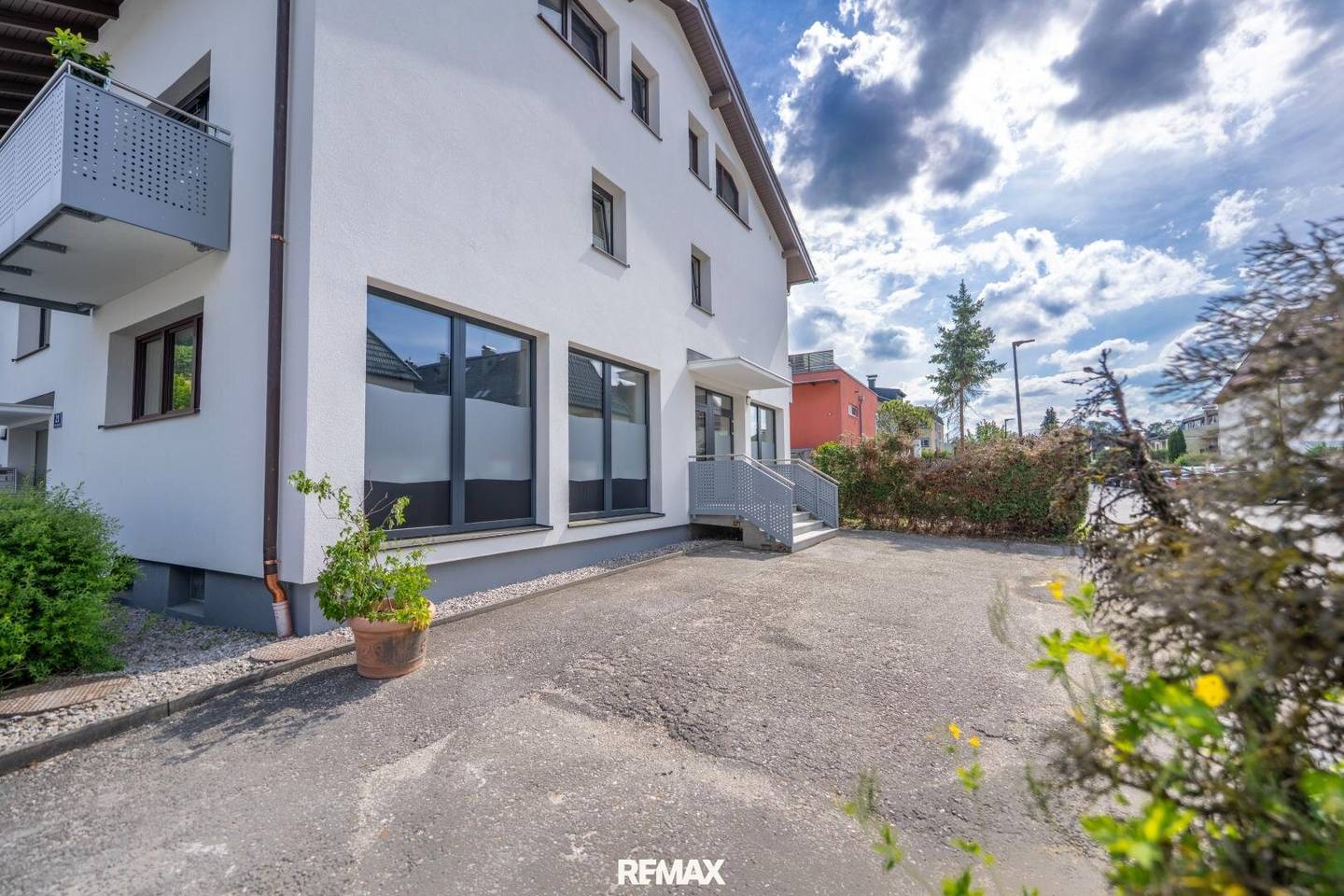 Modern office spaces with spacious storage and utility area in a quiet location in Salzburg