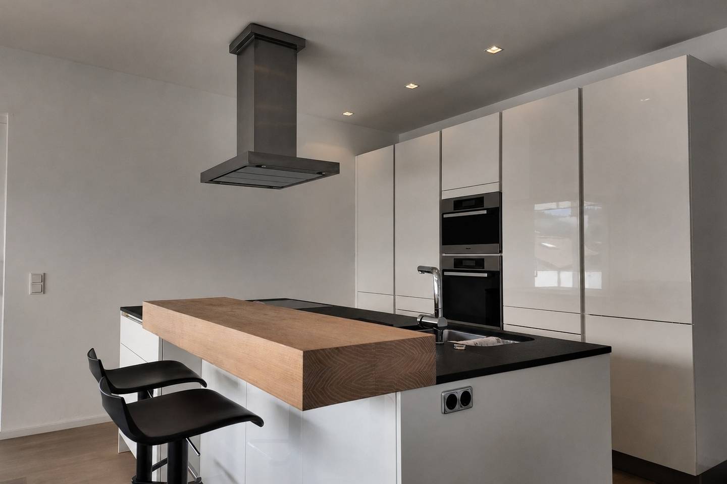 Bright penthouse with large roof terrace and mountain view