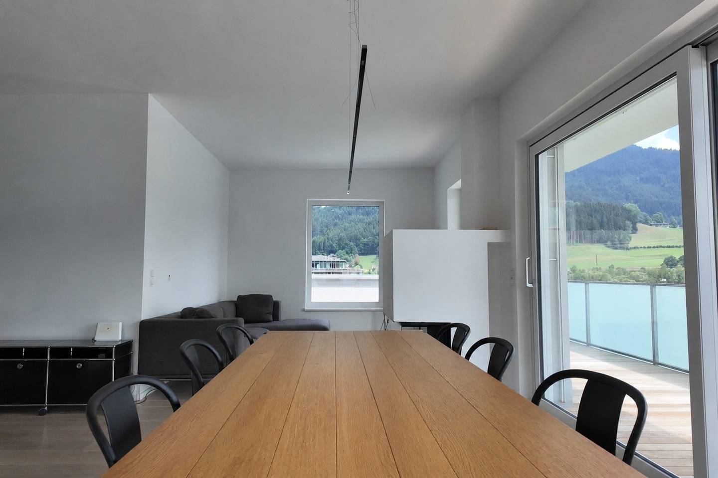 Bright penthouse with large roof terrace and mountain view