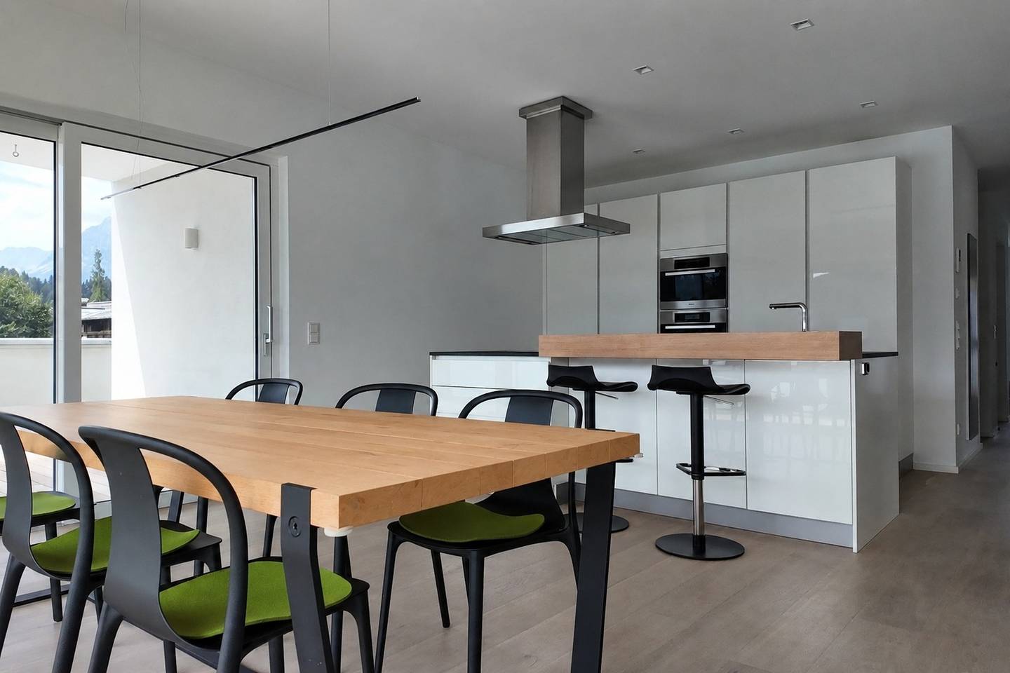 Bright penthouse with large roof terrace and mountain view